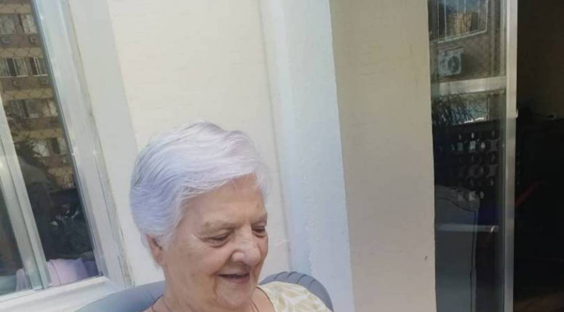 Dona Glória da Conceição Araújo Ribeiro, de 84 anos, hóspede da Casa Vila do Sol, feliz da vida depois de falar com o filho