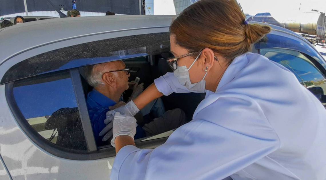 A vacinação drive-thru vai continuar, segundo a Secretaria de Saúde, para evitar exposição dos idosos ao coronavírus - DivulgaÃ§Ã£o