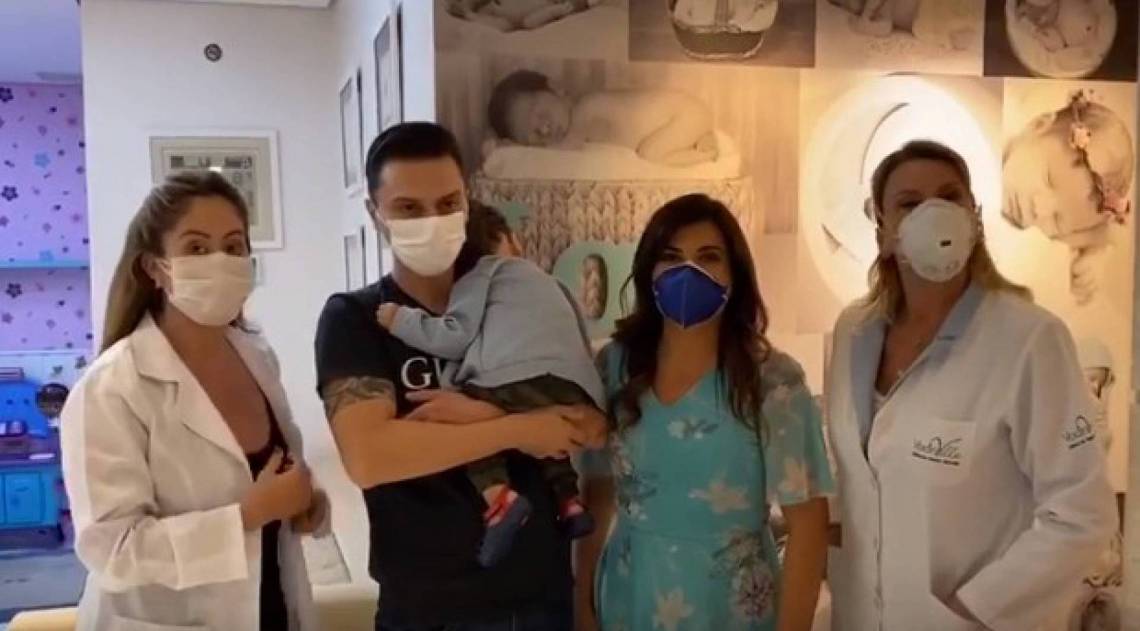 Mara Maravilha com o noivo, Gabriel, e o filho, Benjamin, na consulta com a pediatra