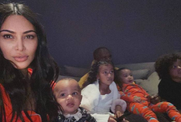Kim Kardashian e Kanye West fizeram uma sessão de cinema com os filhos e a socialite pediu sugestões do que fazer na quarentena - Reprodução/Instagram