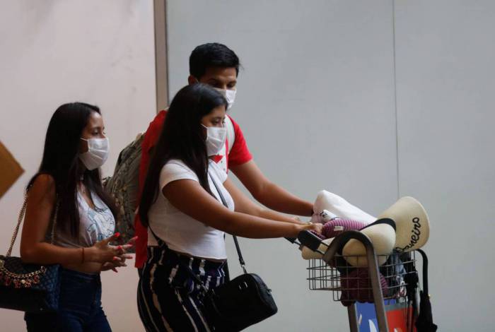 Passageiros e funcionários circulam vestindo máscaras contra o novo coronavírus (covid-19) no Aeroporto Internacional Tom Jobim- Rio Galeão