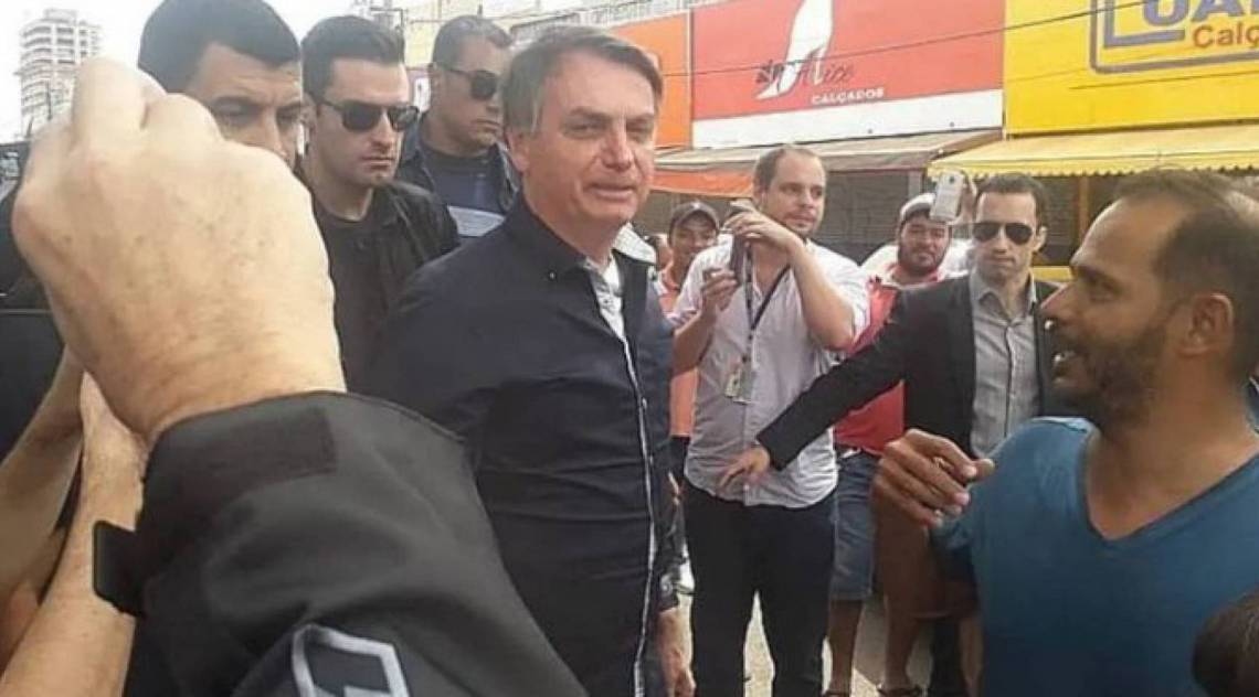 O presidente Jair Bolsonaro ignorou as recomendações de isolamento social proferidas pelo Ministério da Saúde e passeou neste domingo (29) pelo comércio de Brasília - Reproduçao/Rede Sociais