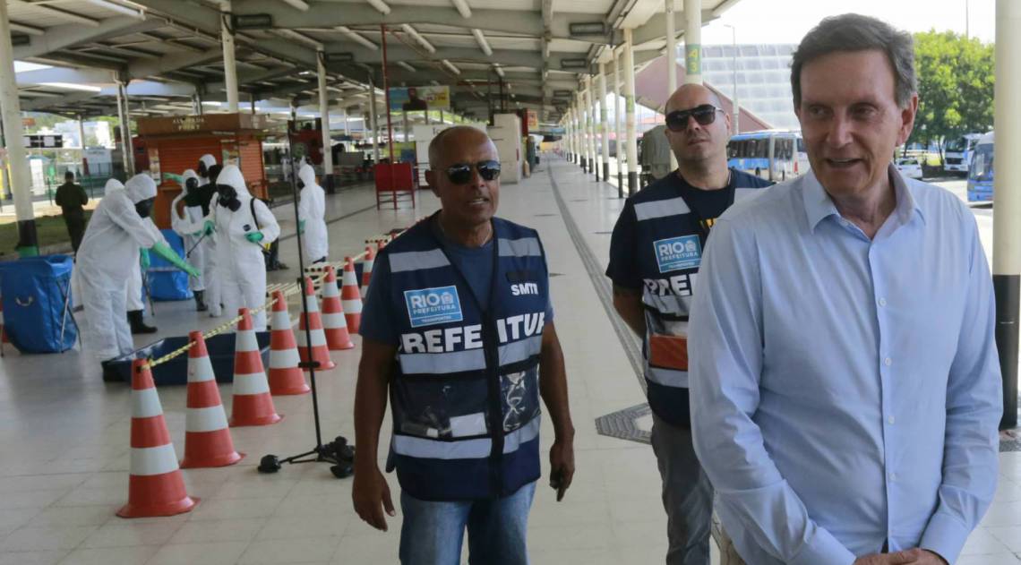 O prefeito Marcelo Crivella acompanha a ação de desinfecção do Terminal Alvorada do BRT feita pela Marinha em combate ao Coronavirus - Covid-19