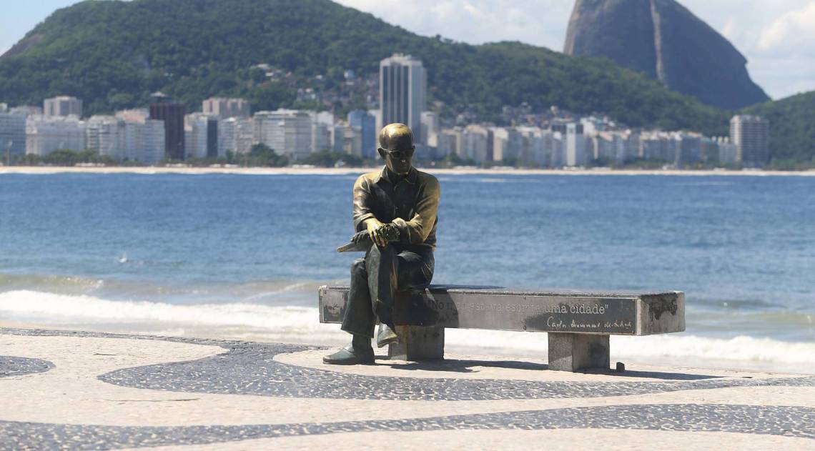 Rio - 25/03/2020 - COVID 19 - CORONAVIRUS - Movimentacao de pessoas nas praias e ruas da Zona Sul. Estatua do Carlos Drumont de Andrade. #coronavirusrio . Foto: Daniel Castelo Branco / Agencia O Dia