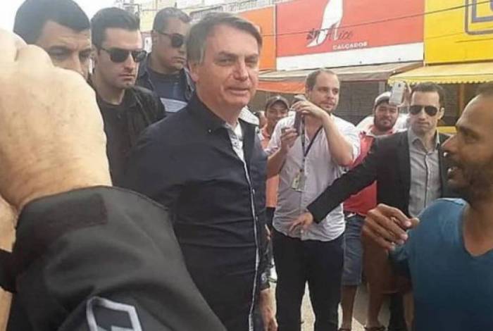 O presidente Jair Bolsonaro ignorou as recomendações de isolamento social proferidas pelo Ministério da Saúde e passeou neste domingo (29) pelo comércio de Brasília
