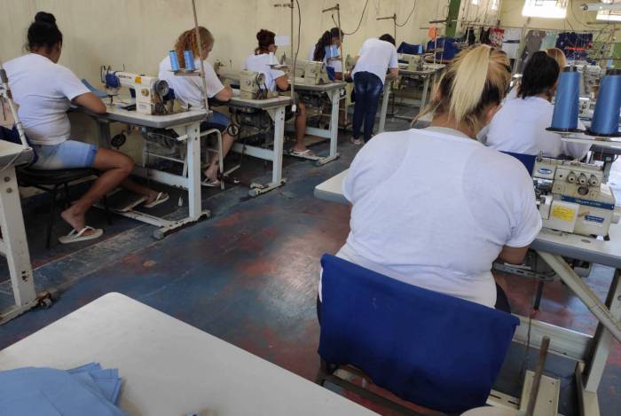 Produção de 30 mil máscaras será feita por detentas do setor de costura na Penitenciária Talavera Bruce
