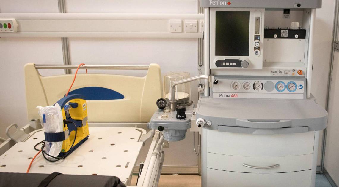 Site dedicado a fetiche médico doa trajes para hospital britânico - AFP