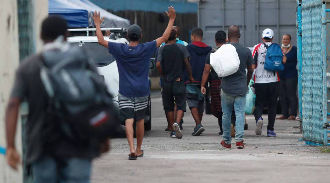 Moradores de rua chegam no Abrigo da Prefeitura, no Sambodromo nesta segunda-feira(30)