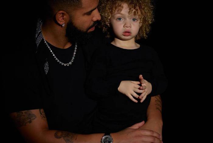 Drake posa com o filho, Adonis - Reprodução Internet