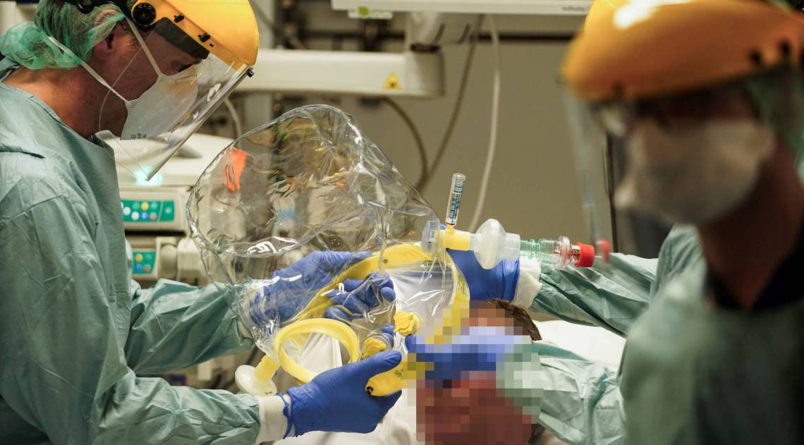Trabalho das equipes médicas vem sendo incessante na luta contra a pandemia no mundo: avanço dos casos é uma enorme preocupação - Kenzo Tribouillard/ AFP