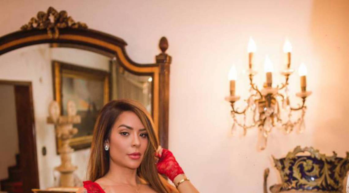 Denise Dias posa sexy e aceita desafio no pared&atilde;o do BBB
