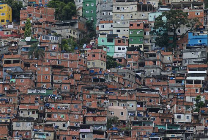 Rocinha.  Faixa " FIQUE DENTRO DE CASA " Foto Daniel Castelo Branco 
 