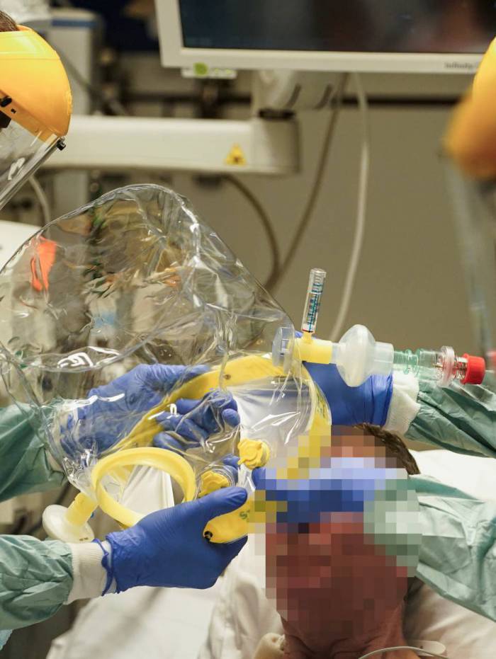 Trabalho das equipes médicas vem sendo incessante na luta contra a pandemia no mundo: avanço dos casos é uma enorme preocupação 