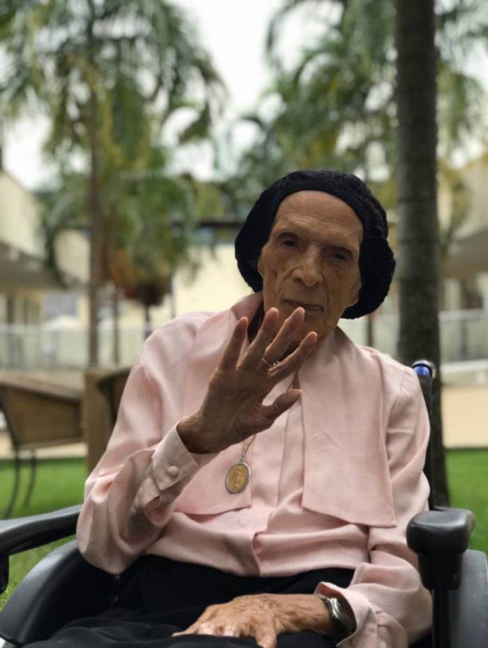 Dona Diva da Costa, 106 anos (segundo ela mesma) viu os horrores da gripe espanhola e está confiante de que sairemos dessa pandemia de Covid-19 