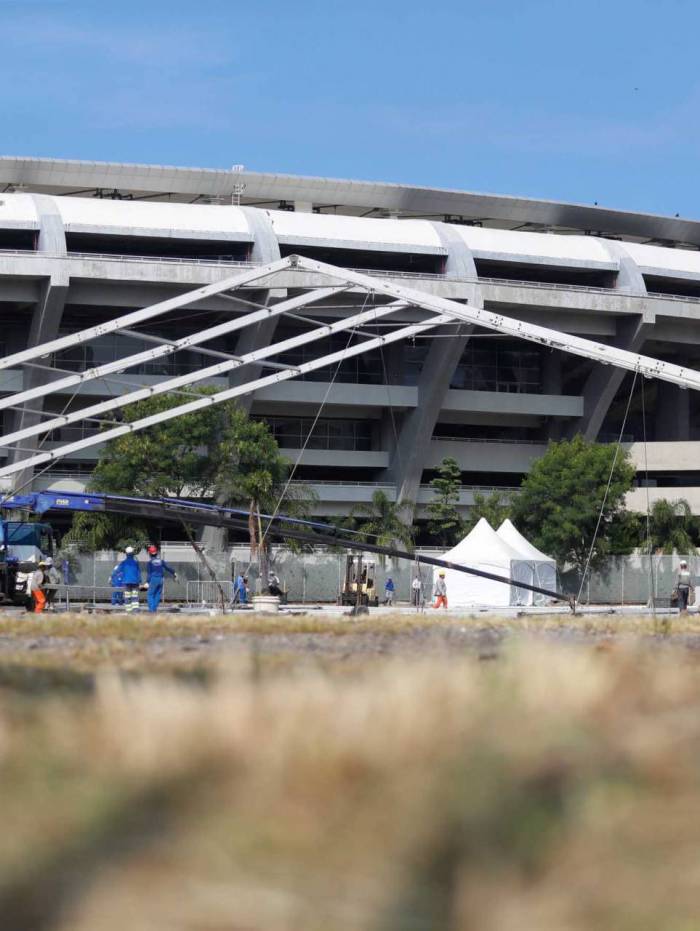 Constru&ccedil;&atilde;o de hospital de campanha no Maracan&atilde;, Zona Norte do Rio 