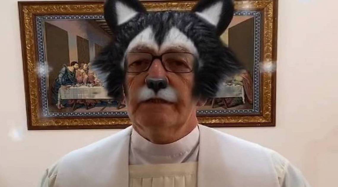 Padre realiza oração usando filtros do Instagram sem perceber - Reprodução Internet