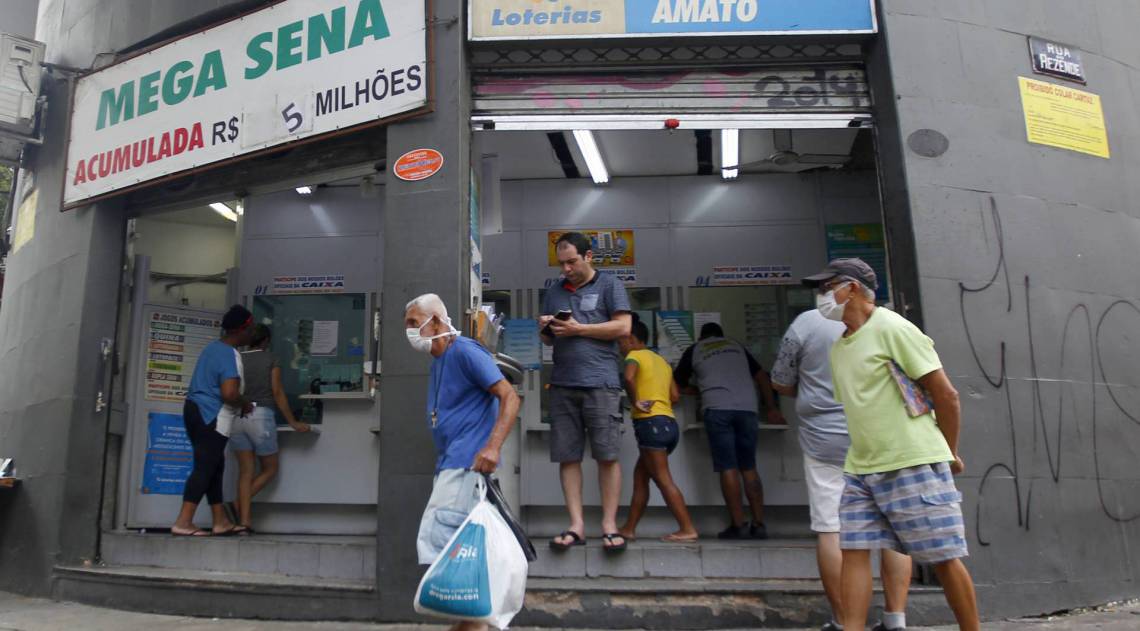 'S&atilde;o bastante comuns as filas para a realiza&ccedil;&atilde;o das mais diversas modalidades de jogos existentes, sendo certo que, como sabido, as apostas nos jogos atualmente podem ser feitas pela internet', frisou o MPF - Luciano Belford/ Ag&ecirc;ncia O Dia