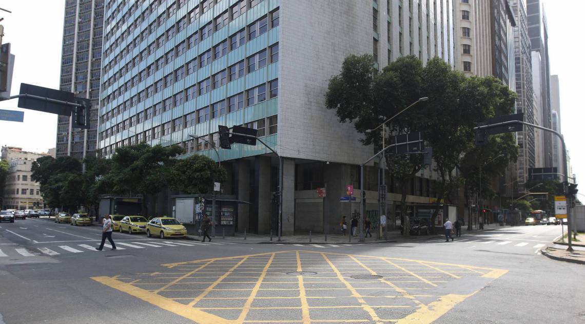 Rio de Janeiro - RJ  - 01/04/2020 - COVID 19 - Coronavirus na cidade do Rio  - na foto, movimenta&ccedil;ao pelas ruas do centro do  Rio - Nilo Pessanha com Avenida Rio Branco -  Foto Reginaldo Pimenta / Agencia O Dia