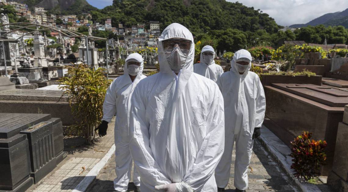 Coveiros usam roupa especial para coronav&iacute;rus - Daniel Castelo Branco