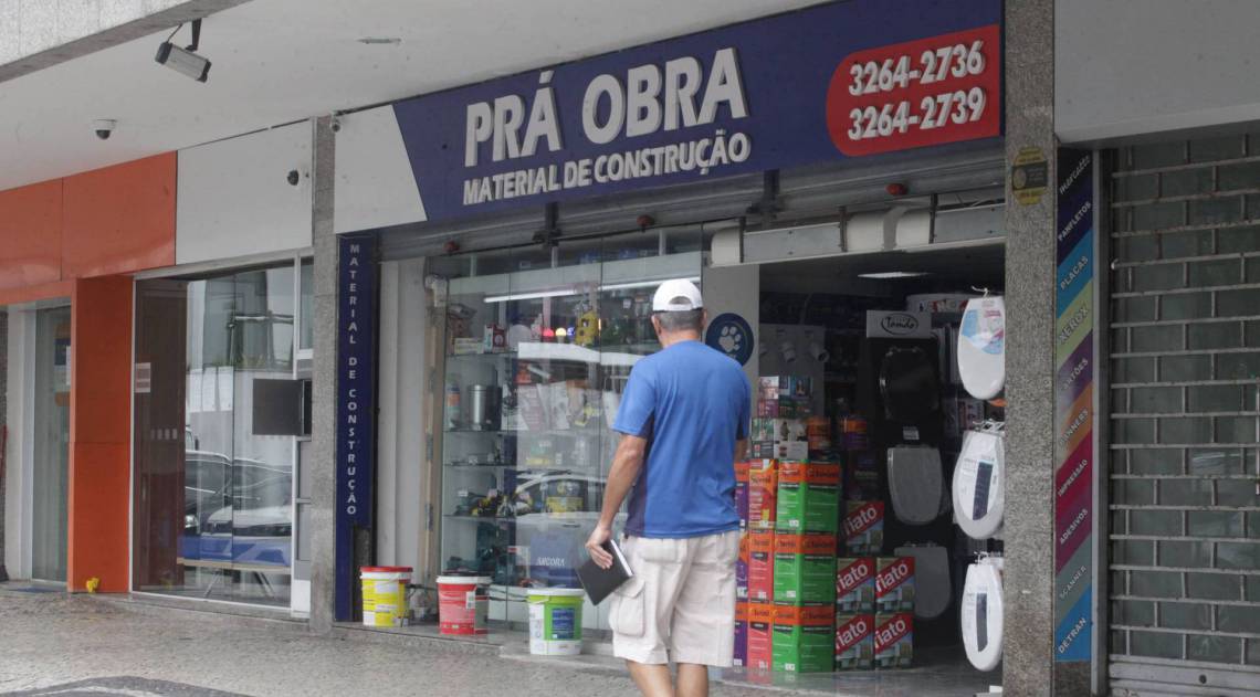 Rio, 01/04/2020  - COVID 19 - CORONAVIRUS - Loja de material de construcao aberta na Av. das Americas, Barra da Tijuca. zona oeste do Rio. coronavirusrio. Foto: Ricardo Cassiano/Agencia O Dia - Ricardo Cassiano/Agencia O Dia