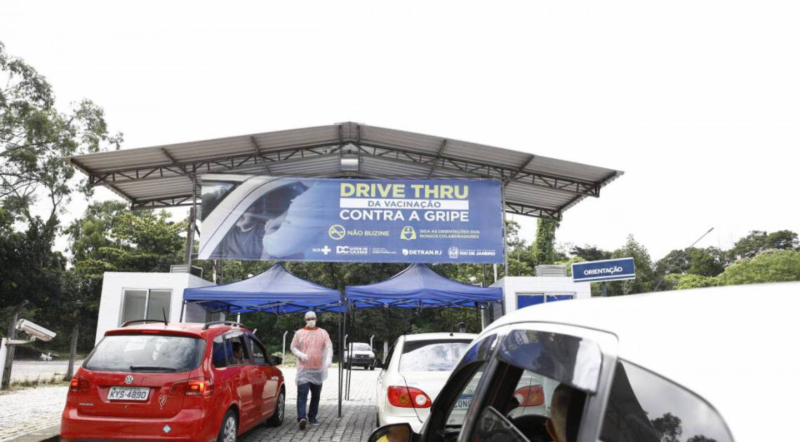 Sistema 'drive thru' da vacinação contra gripe atrai centenas de idosos em Duque de Caxias