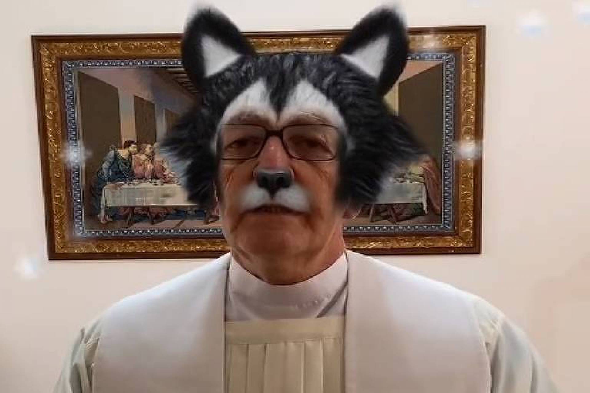 Padre vira meme ao realizar prece virtual usando filtros sem perceber