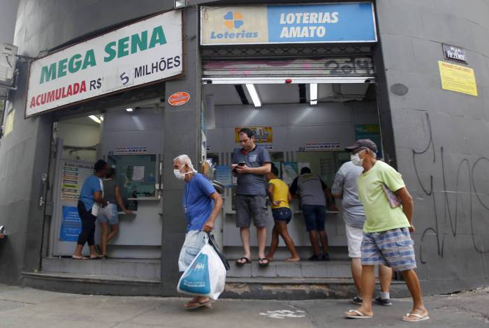 Casa lotérica no Centro do Rio funcionou normalmente ontem, mas sem aglomeração e longas filas