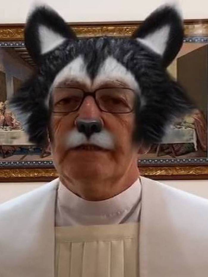 Padre realiza ora&ccedil;&atilde;o usando filtros do Instagram sem perceber