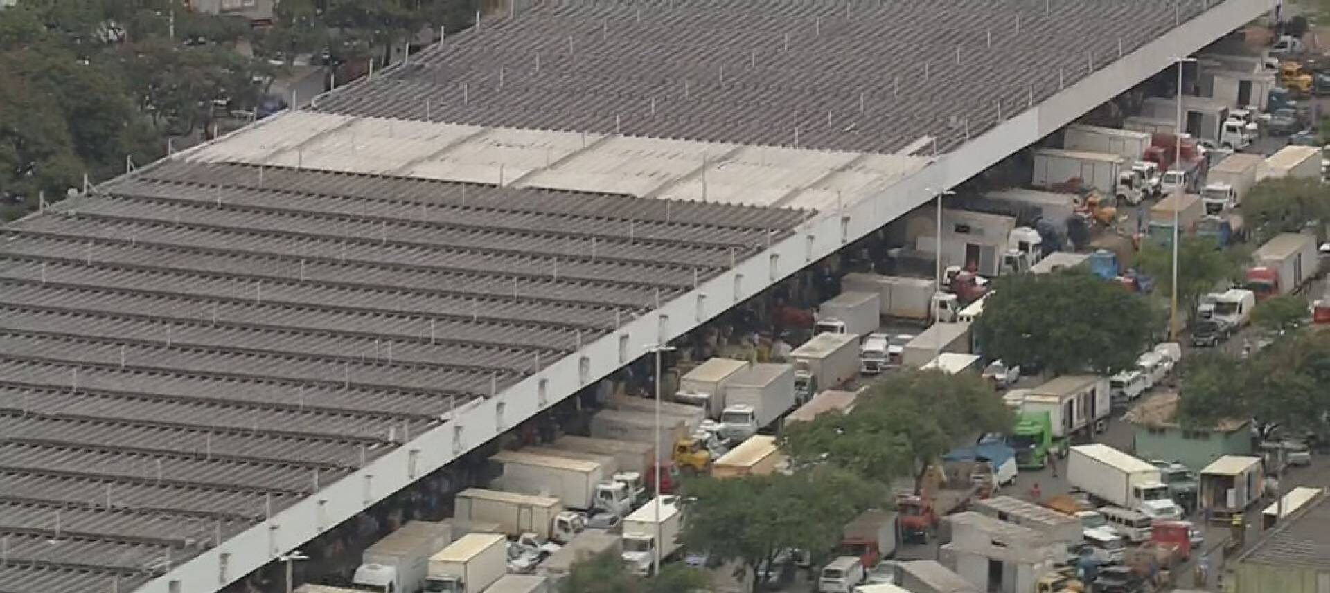 Caminh&otilde;es fazem fila na entrada da Ceasa no Rio. Em Belo Horizonte, a pol&iacute;cia investigou  homem que fez um v&iacute;deo denunciando um falso desabastecimento, em mar&ccedil;o - Reprodu&ccedil;&atilde;o / TV Globo