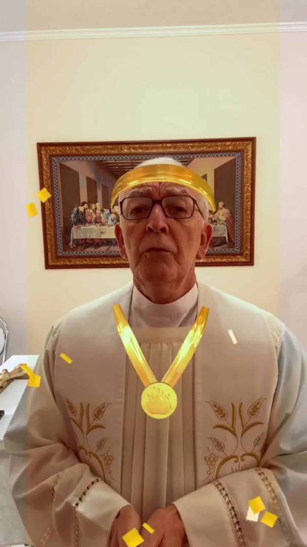 Padre reza usando filtros em live nas redes sociais