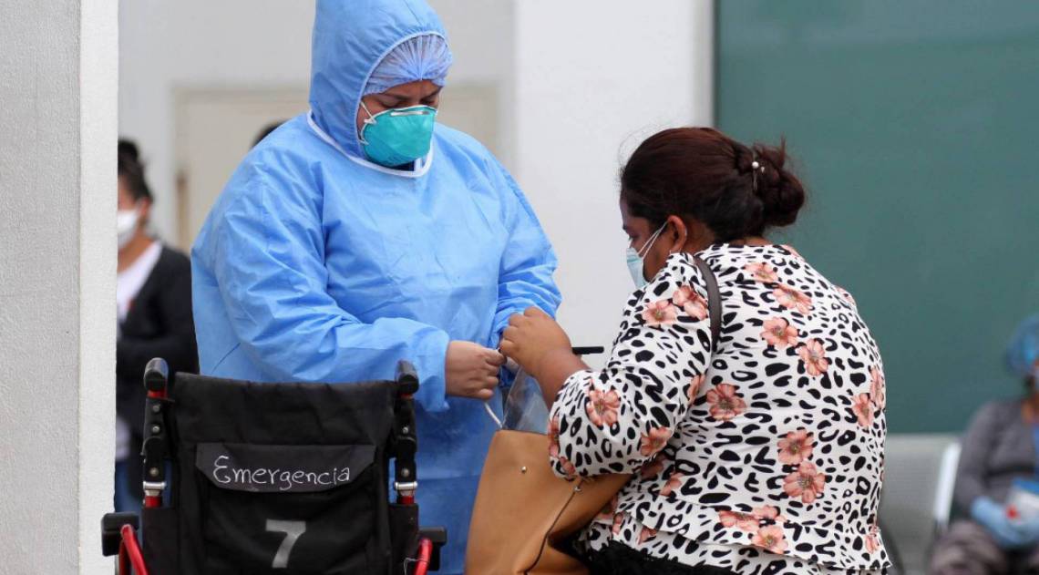 Um profissional de saúde ajuda uma mulher na sala de emergência de um hospital em Guayaquil, Equador, em 1º de abril - Agência AFP