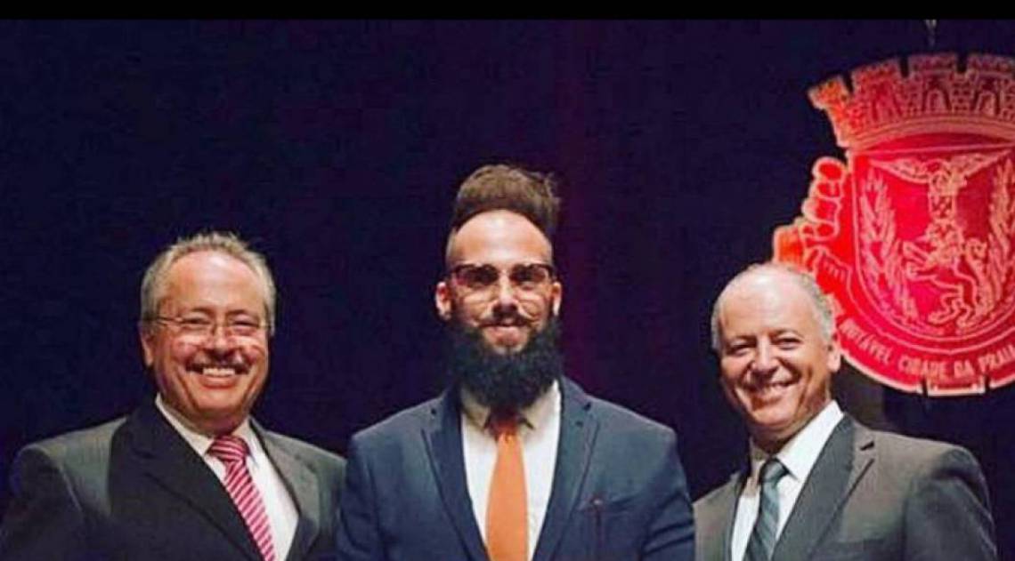 João Rocha recebe prêmio - Divulgação