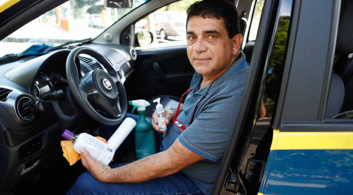 O taxista Noelino Gonçalves mostra seu kit higienizador - Gilvan de Souza