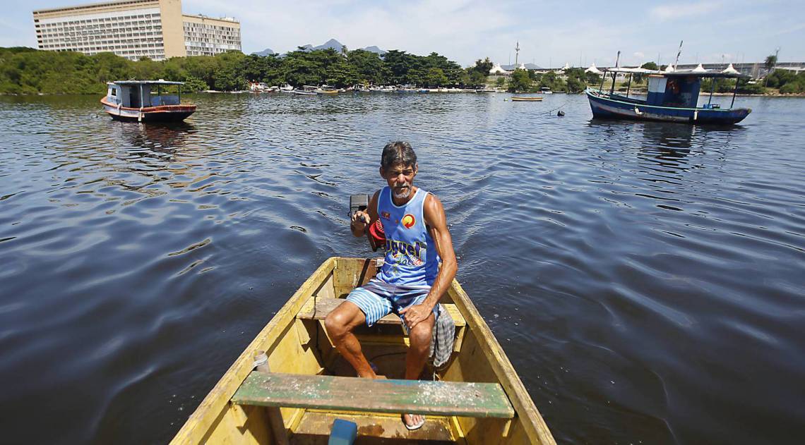 Rio de Janeiro 02/04/2020 - Com a Pandemia do COVID 19 os pescadores sofrem com a pouca procuram de peixes nos comercios. Na foto acima Valdemir da Silva. Foto: Luciano Belford/Agencia O Dia