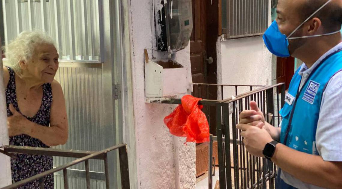 Secretaria de Envelhecimento Saudável, Qualidade de Vida e Eventos distribuiu kits de limpeza a idosos de comunidades