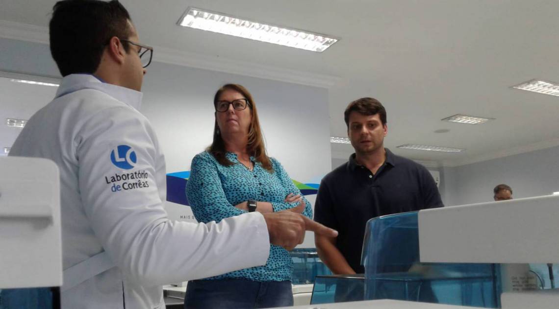 Representantes do laboratório apresentaram a estrutura da empresa ao prefeito Bernardo Rossi e à secretária de Saúde, Fabíola Heck - Caio Garin