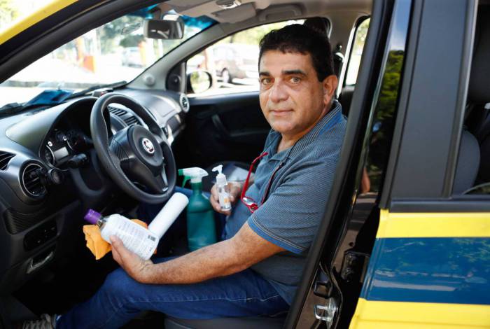 O taxista Noelino Gonçalves mostra seu kit higienizador
