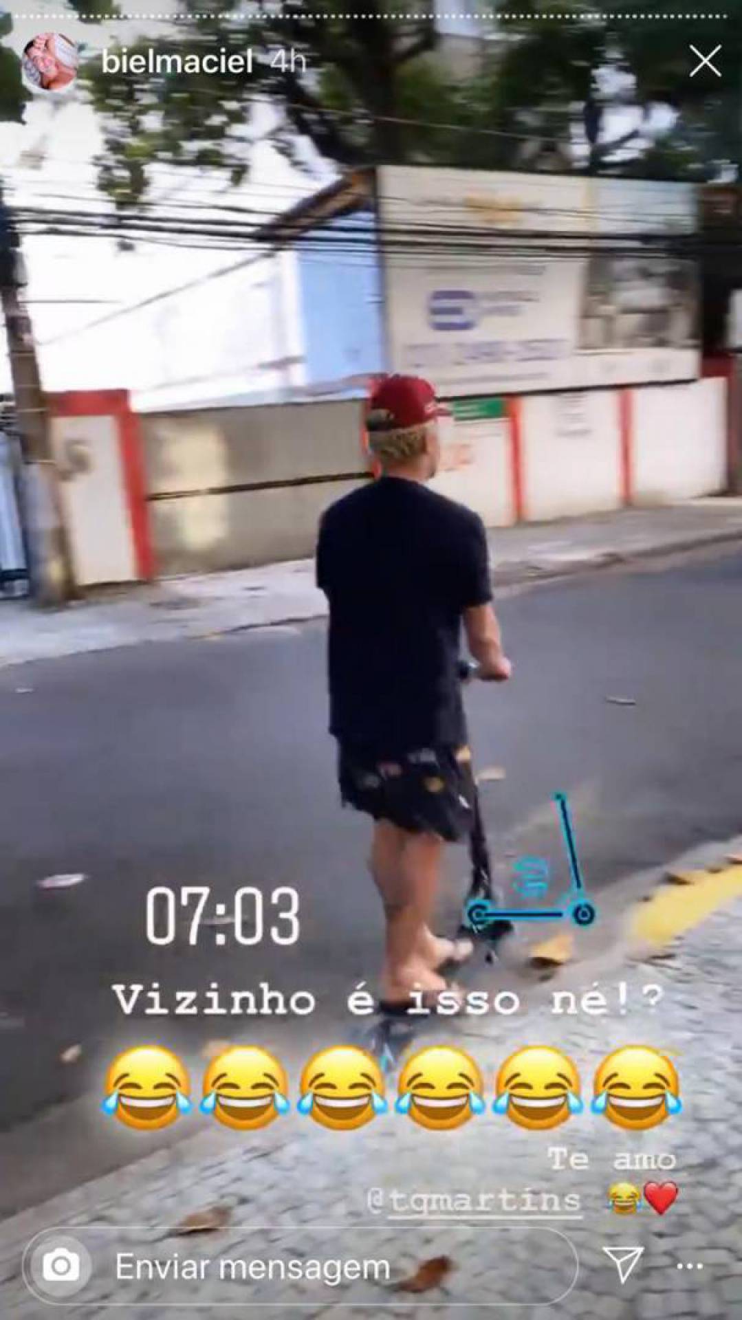 Thiago Martins burlou a quarentena para ir de patinete prestigiar a festinha do amigo Biel Maciel  - Reprodução Instagram 