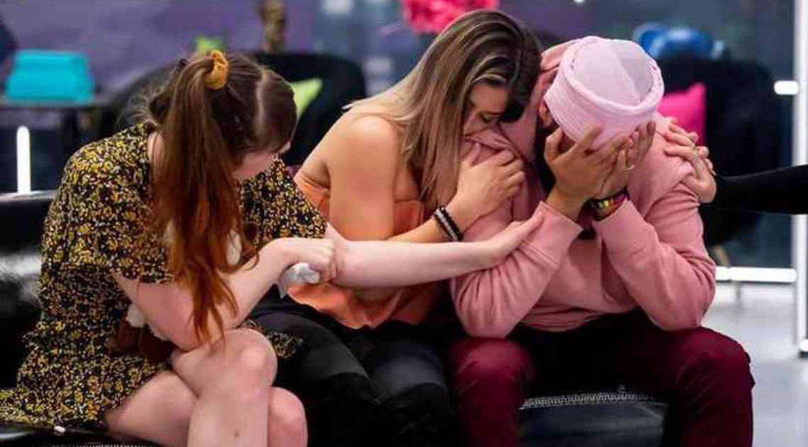 Participantes do 'Big Brother Canadá' se emocionam com a notícia do cancelamento do reality show - Reprodução