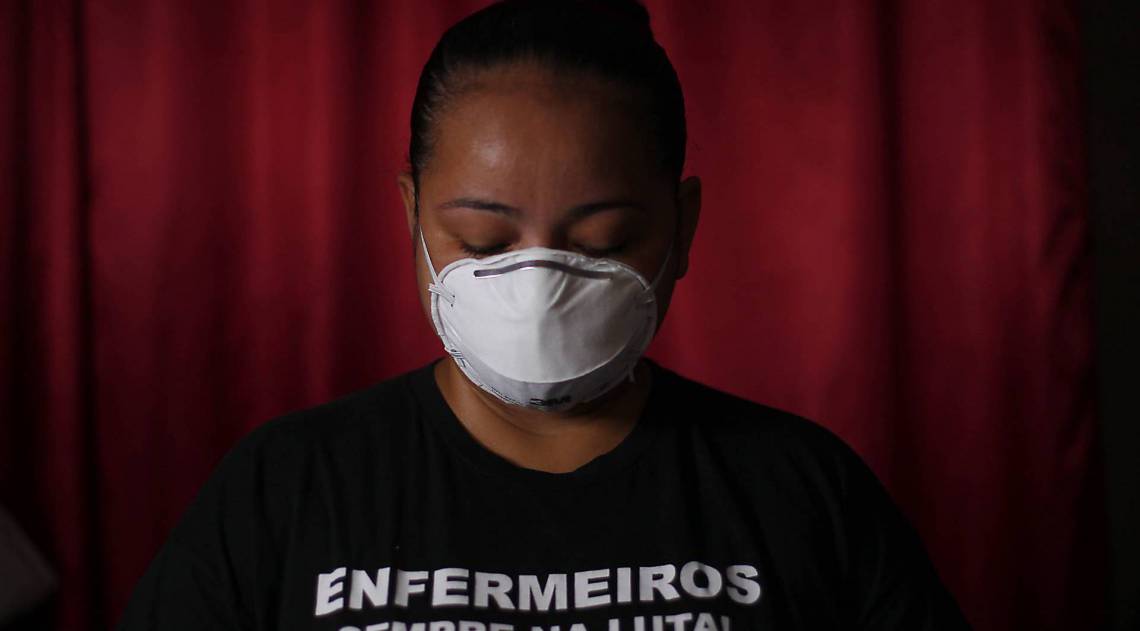 Rio de Janeiro 03/04/2020 - Rotina dos profissionais de sa&uacute;de. Depoimentos dram&aacute;ticos mostram a rotina da chegada de pacientes, a dificuldade do tratamento dos doentes, a falta de epis, colegas de trabalho que adoecem, o medo de levar a doen&ccedil;a pra casa, os abusos dos superiores. Na foto acima enfermeira L&iacute;bia Bellusci 35 Anos. Foto: Luciano Belford/Agencia O Dia