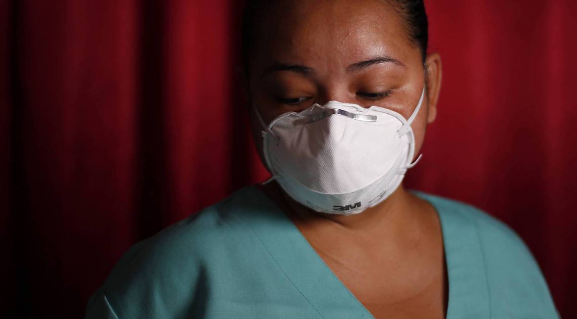 Rio de Janeiro 03/04/2020 - Rotina dos profissionais de saúde. Depoimentos dramáticos mostram a rotina da chegada de pacientes, a dificuldade do tratamento dos doentes, a falta de epis, colegas de trabalho que adoecem, o medo de levar a doença pra casa, os abusos dos superiores. Na foto acima enfermeira Líbia Bellusci 35 Anos. Foto: Luciano Belford/Agencia O Dia