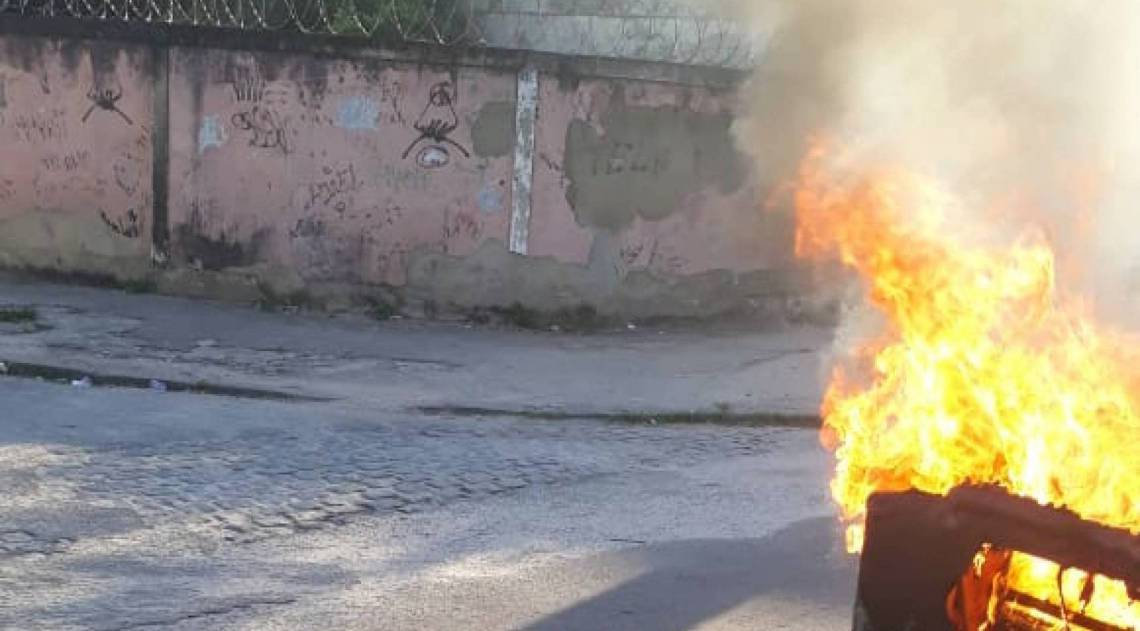 Barricadas foram montadas para dificultar a movimenta&ccedil;&atilde;o dos policiais na comunidade - Reprodução / Internet