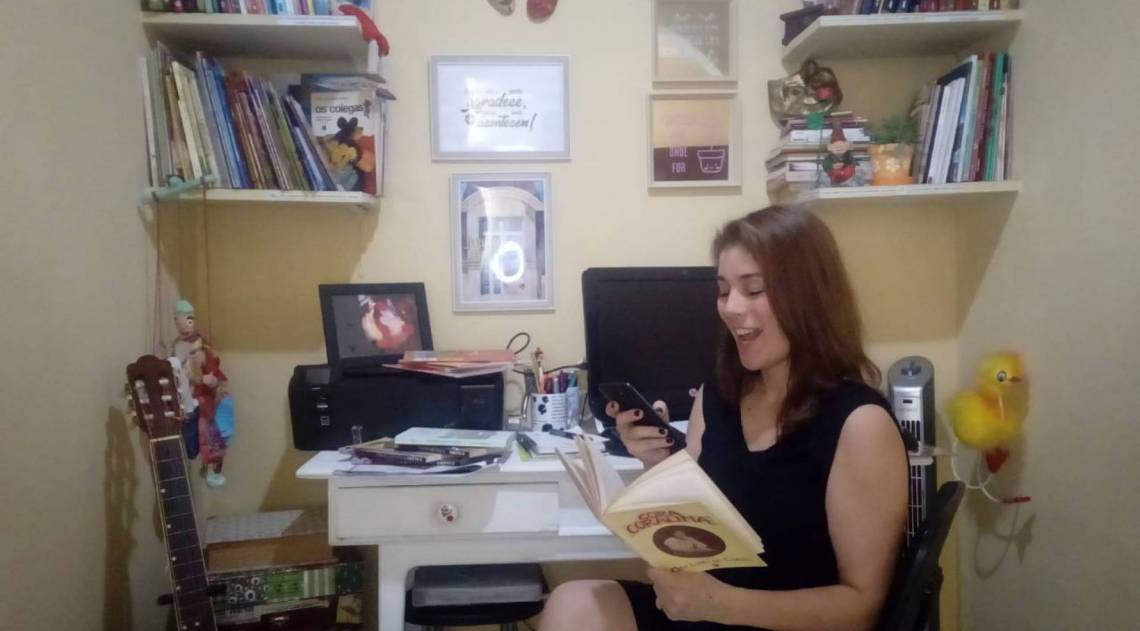 A escritora Carine é voluntária do projeto Histórias por Telefone