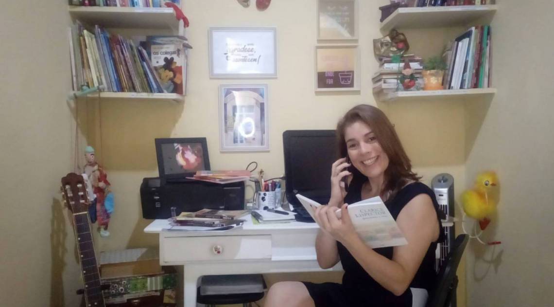 A escritora Carine Haziel é voluntária do projeto Histórias por Telefone
