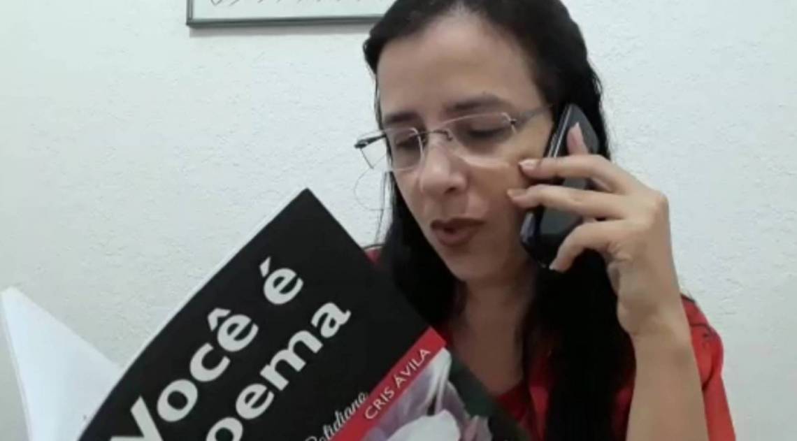 A escritora Cristina Ávila é voluntária do projeto Histórias por Telefone