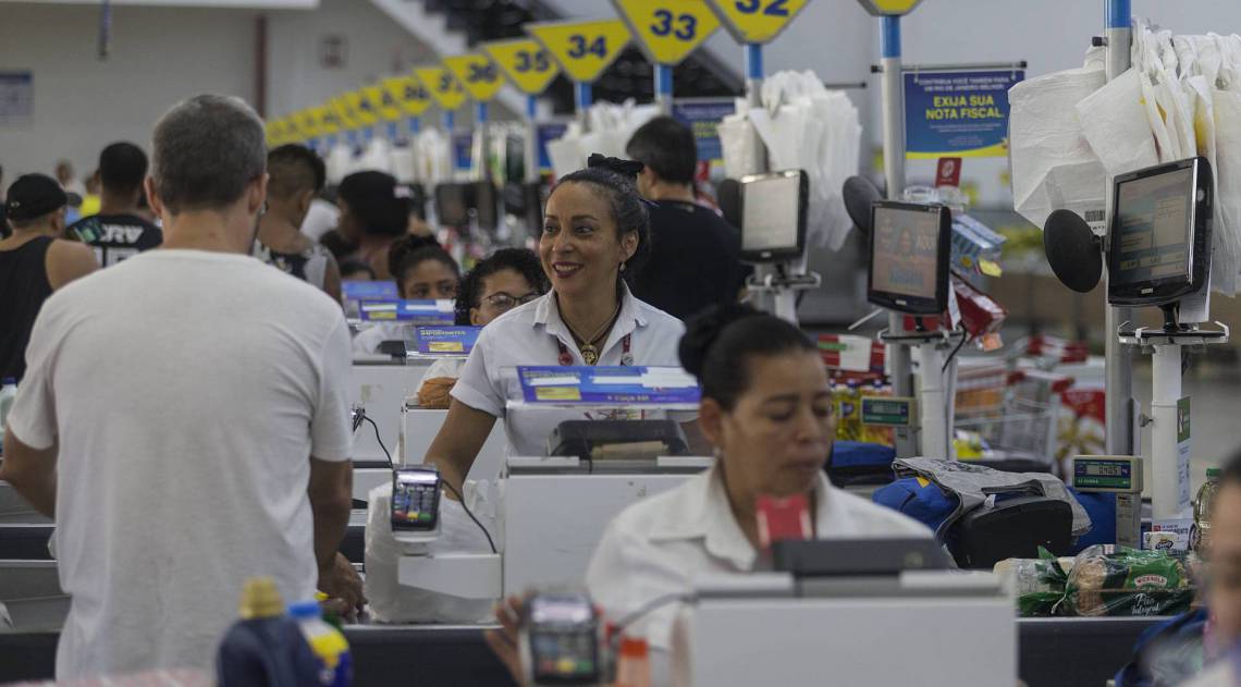 Lucimar sorri para cliente: cuidados com a higiene s&atilde;o fundamentais 
para reduzir o perigo de cont&aacute;gio