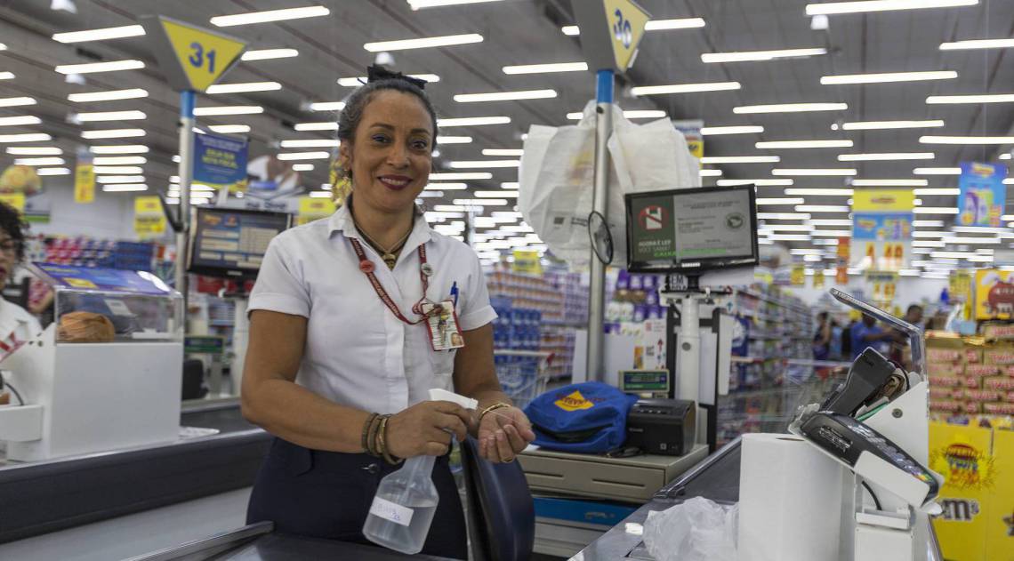 Rio - 01/04/2020 - COVID 19 - CORONAVIRUS - Herois da Pandemia - Caixa de Supermercado - Por ser um dos poucos estabelecimentos que podem ficar aberto na Quarentena do Covid-19, os supermercados tem cirulacao diaria de pessoas com isso os Caixas passam a ser grupos de risco, podendo ser contaminados com o coronavirus. Na foto a funcionaria Lucimar Benicio Pereira do Supermercado Guanabara . Foto: Daniel Castelo Branco / Agencia O Dia
