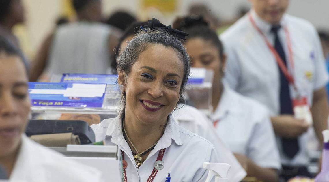 Rio - 01/04/2020 - COVID 19 - CORONAVIRUS - Herois da Pandemia - Caixa de Supermercado - Por ser um dos poucos estabelecimentos que podem ficar aberto na Quarentena do Covid-19, os supermercados tem cirulacao diaria de pessoas com isso os Caixas passam a ser grupos de risco, podendo ser contaminados com o coronavirus. Na foto a funcionaria Lucimar Benicio Pereira do Supermercado Guanabara . Foto: Daniel Castelo Branco / Agencia O Dia