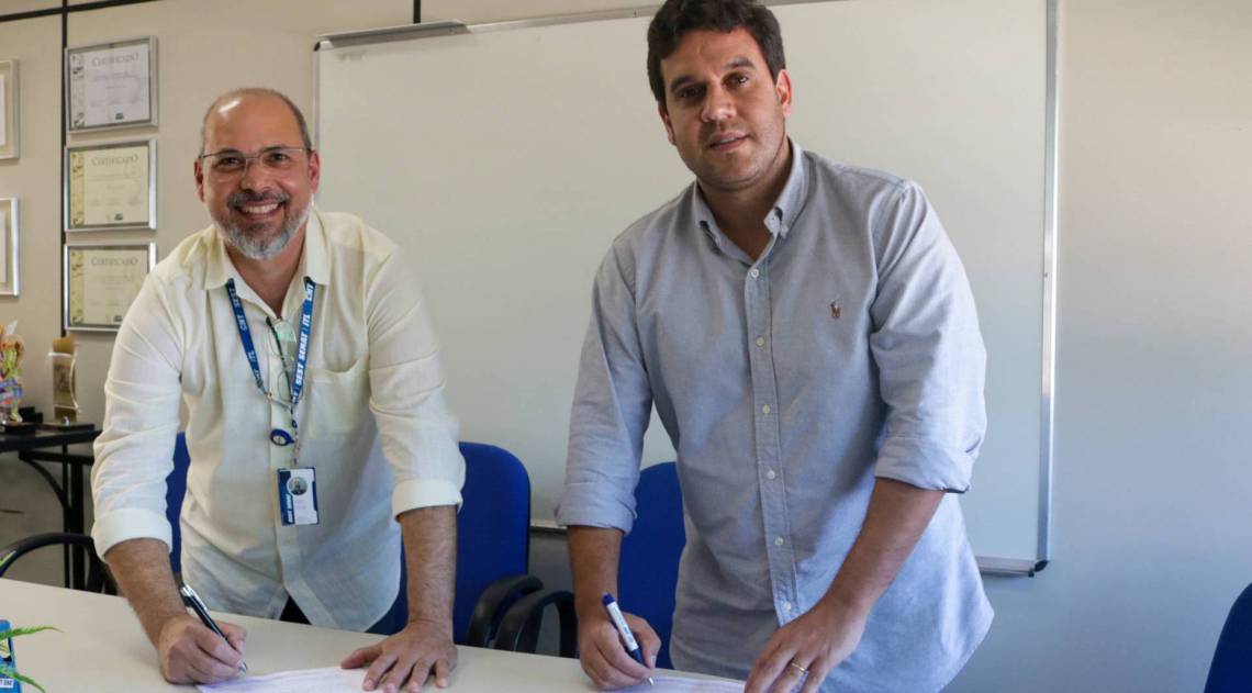 O prefeito de Campos, Rafael Diniz (à direita), e o diretor do Sest/Senat Campos, Marcos Peres, assinam o termo da parceria - Divulgação prefeitura de Campos