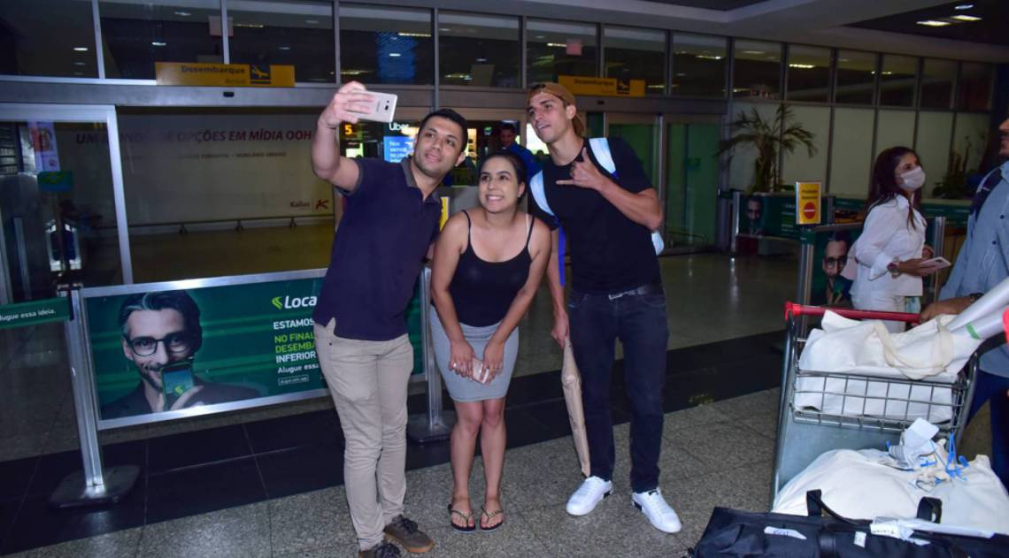 Fãs desrespeitam isolamento e posam juntinho de Felipe Prior no aeroporto